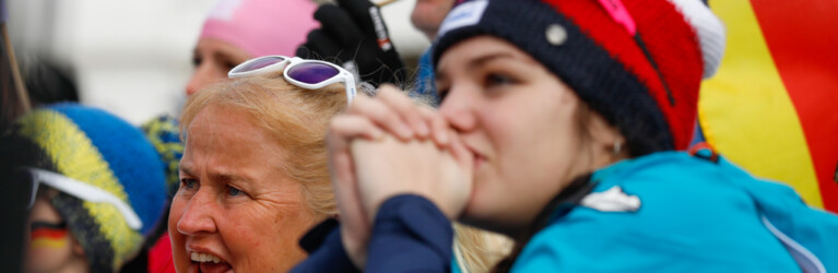 Tereza Koldovska (CZE) drückt gemeinsam mit Nathalie Armbrusters Mutter die Daumen für Armbruster.
