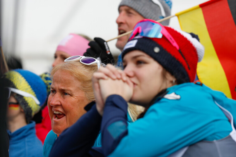 Tereza Koldovska (CZE) drückt gemeinsam mit Nathalie Armbrusters Mutter die Daumen für Armbruster.