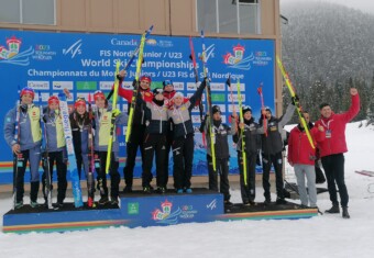 Das Podium des Mixed Team-Wettbewerbs bei der Junioren-WM in Whistler (CAN): Benedikt Graebert (GER), Cindy Haasch (GER), Natahlie Armbruster (GER), Tristan Sommerefldt (GER), Kilian Gütl (AUT), Lisa Hirner (AUT), Paul Walcher (AUT), Annalena Slamik (AUT), Manuel Senoner (ITA), Greta Pinzani (ITA), Iacopo Bortolas (ITA) (l-r)