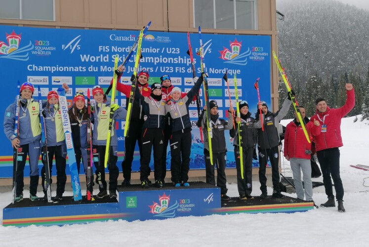 Das Podium des Mixed Team-Wettbewerbs bei der Junioren-WM in Whistler (CAN): Benedikt Graebert (GER), Cindy Haasch (GER), Natahlie Armbruster (GER), Tristan Sommerefldt (GER), Kilian Gütl (AUT), Lisa Hirner (AUT), Paul Walcher (AUT), Annalena Slamik (AUT), Manuel Senoner (ITA), Greta Pinzani (ITA), Iacopo Bortolas (ITA) (l-r)