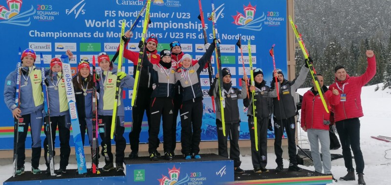 Das Podium des Mixed Team-Wettbewerbs bei der Junioren-WM in Whistler (CAN): Benedikt Graebert (GER), Cindy Haasch (GER), Natahlie Armbruster (GER), Tristan Sommerefldt (GER), Kilian Gütl (AUT), Lisa Hirner (AUT), Paul Walcher (AUT), Annalena Slamik (AUT), Manuel Senoner (ITA), Greta Pinzani (ITA), Iacopo Bortolas (ITA) (l-r)