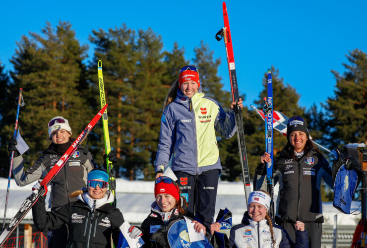 Historisches Podium beim ersten Supersprint der Damen in der Nordischen Kombination: Daniela Dejori (ITA), Annika Malacinski (USA), Joanna Kil (POL), Trine Goepfert (GER), Ingrid Laate (NOR), Veronica Gianmoena (ITA), (l-r)