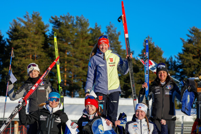 Historisches Podium beim ersten Supersprint der Damen in der Nordischen Kombination: Daniela Dejori (ITA), Annika Malacinski (USA), Joanna Kil (POL), Trine Goepfert (GER), Ingrid Laate (NOR), Veronica Gianmoena (ITA), (l-r)
