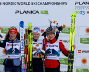 Die strahlenden Siegerinnen: Nathalie Armbruster (GER), Gyda Westvold Hansen (NOR), Haruka Kasai (JPN), (l-r)