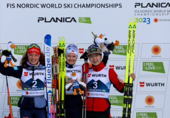 Die strahlenden Siegerinnen: Nathalie Armbruster (GER), Gyda Westvold Hansen (NOR), Haruka Kasai (JPN), (l-r)