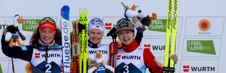 Die strahlenden Siegerinnen: Nathalie Armbruster (GER), Gyda Westvold Hansen (NOR), Haruka Kasai (JPN), (l-r)