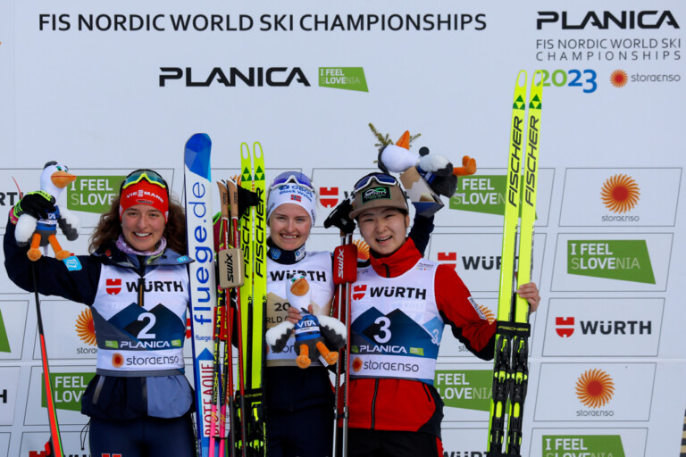 Die strahlenden Siegerinnen: Nathalie Armbruster (GER), Gyda Westvold Hansen (NOR), Haruka Kasai (JPN), (l-r)