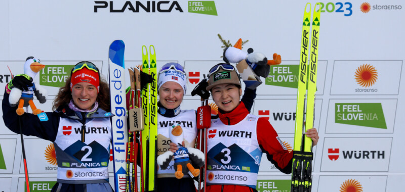 Die strahlenden Siegerinnen: Nathalie Armbruster (GER), Gyda Westvold Hansen (NOR), Haruka Kasai (JPN), (l-r)