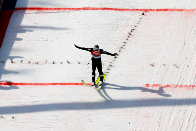 Jarl Magnus Riiber (NOR) landet weit rechts im weichen Schnee.
