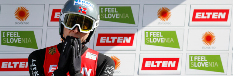 Jarl Magnus Riiber (NOR) zittert um seine Führung, als Julian Schmid (GER) springt.