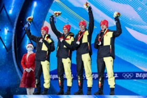 Eine hart erkämpfte Silbermedaille nach 12 Tagen COVID-Quarantäne für Frenzel in Peking: Manuel Faisst (GER), Julian Schmid (GER), Eric Frenzel (GER), Vinzenz Geiger (GER), (l-r) bei der Siegerehrung