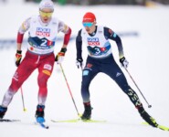 Martin Fritz (AUT) wird von Eric Frenzel (GER) (l-r) eingeholt.