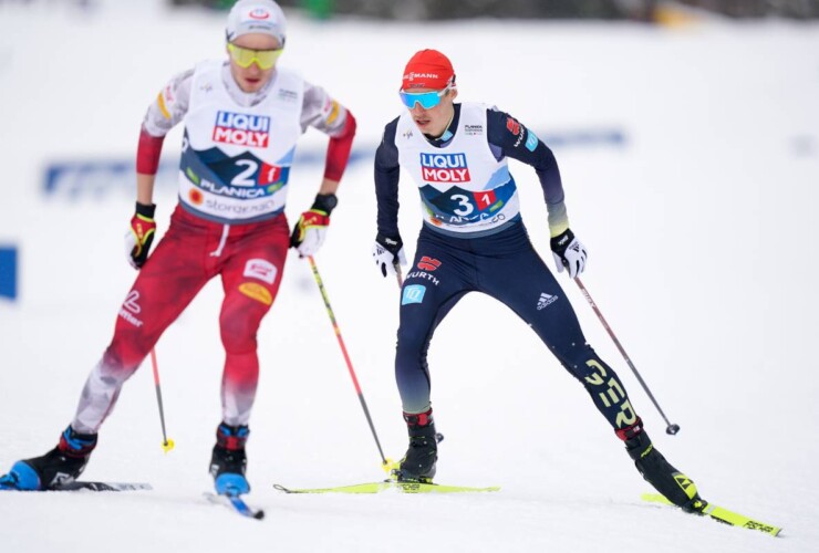 Martin Fritz (AUT) wird von Eric Frenzel (GER) (l-r) eingeholt.