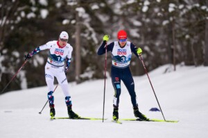 Jarl Magnus Riiber (NOR) und Julian Schmid (GER) (l-r) belauern sich gegenseitig.