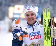 Joergen Graabak (NOR) mit Maskottchen Vita