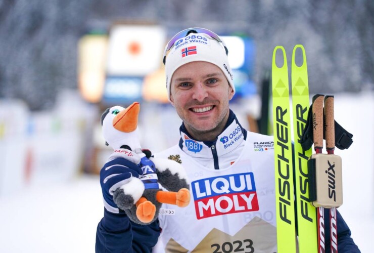 Joergen Graabak (NOR) mit Maskottchen Vita