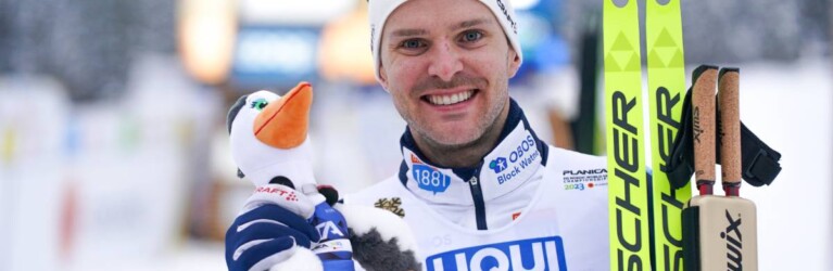 Joergen Graabak (NOR) mit Maskottchen Vita