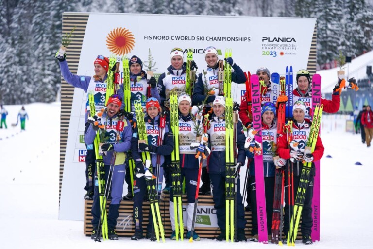Das Podium im Teamwettbewerb: Julian Schmid (GER), Johannes Rydzek (GER), Vinzenz Geiger (GER), Eric Frenzel (GER), Jens Luraas Oftebro (NOR), Espen Andersen (NOR), Joergen Graabak (NOR), Jarl Magnus Riiber (NOR), Lukas Greiderer (AUT), Martin Fritz (AUT), Stefan Rettenegger (AUT), Johannes Lamparter (AUT), (l-r)
