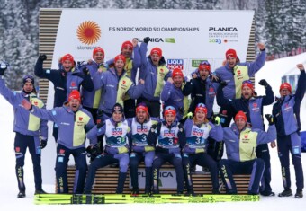 Bundestrainer Hermann Weinbuch (untere Reihe, 2.v.l.) mit Vinzenz Geiger (GER), Johannes Rydzek (GER), Eric Frenzel (GER), Julian Schmid (GER), (l-r) nach dem Teamwettbewerb in Planica und dem Gewinn der Silbermedaille