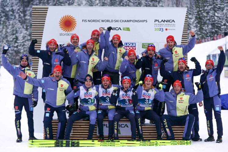 Bundestrainer Hermann Weinbuch (untere Reihe, 2.v.l.) mit Vinzenz Geiger (GER), Johannes Rydzek (GER), Eric Frenzel (GER), Julian Schmid (GER), (l-r) nach dem Teamwettbewerb in Planica und dem Gewinn der Silbermedaille