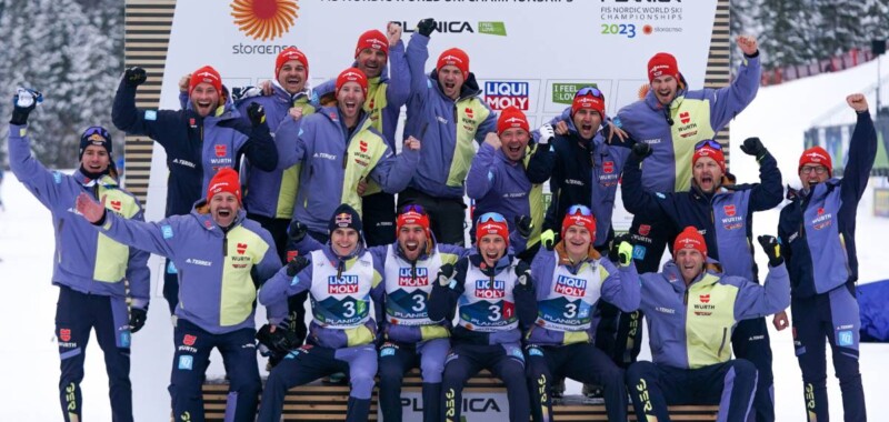 Bundestrainer Hermann Weinbuch (untere Reihe, 2.v.l.) mit Vinzenz Geiger (GER), Johannes Rydzek (GER), Eric Frenzel (GER), Julian Schmid (GER), (l-r) nach dem Teamwettbewerb in Planica und dem Gewinn der Silbermedaille