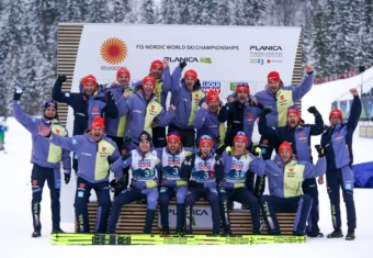 Team D freut sich über die nächste Silbermedaille: Vinzenz Geiger (GER), Johannes Rydzek (GER), Eric Frenzel (GER), Julian Schmid (GER), (l-r)