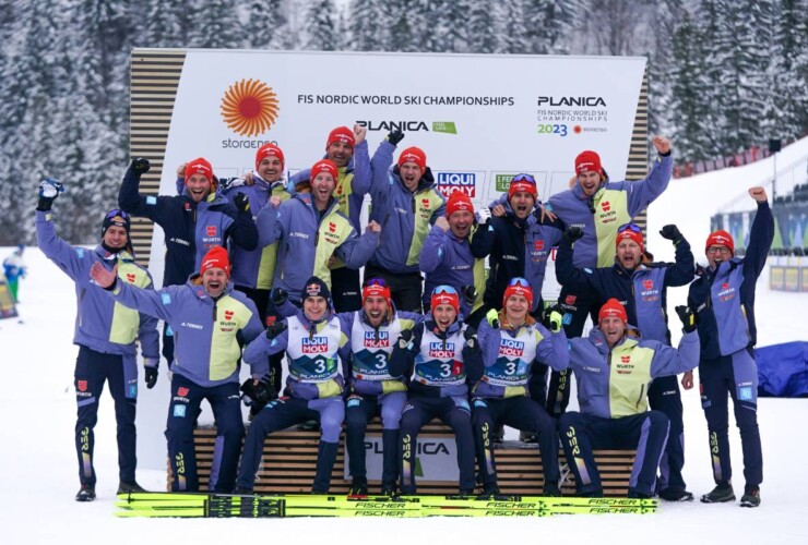 Team D freut sich über die nächste Silbermedaille: Vinzenz Geiger (GER), Johannes Rydzek (GER), Eric Frenzel (GER), Julian Schmid (GER), (l-r)