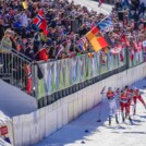 Die Tribüne war gut gefüllt, als Espen Andersen (NOR), und Martin Fritz (AUT) (l-r) vorbeilaufen.