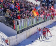 Die Tribüne war gut gefüllt, als Espen Andersen (NOR), und Martin Fritz (AUT) (l-r) vorbeilaufen.