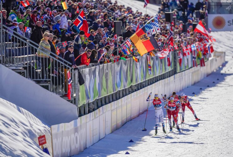 Die Tribüne war gut gefüllt, als Espen Andersen (NOR), und Martin Fritz (AUT) (l-r) vorbeilaufen.