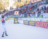 Der Weltmeister lässt sich feiern: Jarl Magnus Riiber (NOR)
