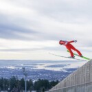 Eric Frenzel (GER) springt über dem Oslo-Fjord.