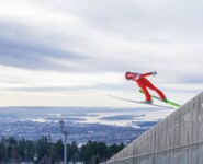 Eric Frenzel (GER) springt über dem Oslo-Fjord.