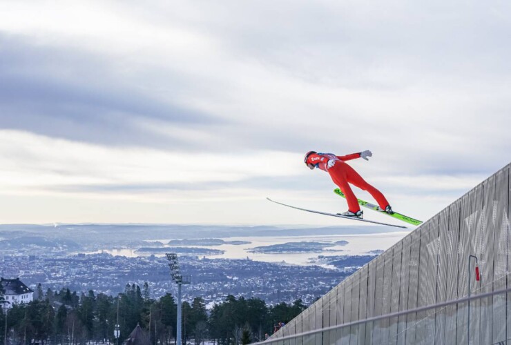 Eric Frenzel (GER) springt über dem Oslo-Fjord.