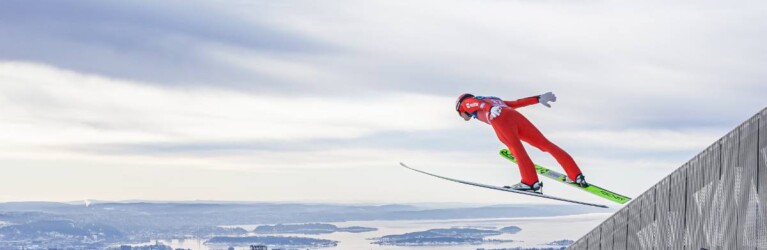 Eric Frenzel (GER) springt über dem Oslo-Fjord.