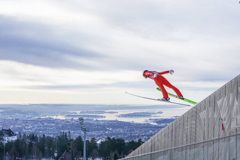 Eric Frenzel (GER) springt über dem Oslo-Fjord.