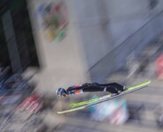 Jarl Magnus Riiber (NOR) springt in seiner eigenen Liga.