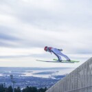 Johannes Rydzek (GER) springt über dem Oslo-Fjord.