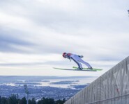 Johannes Rydzek (GER) springt über dem Oslo-Fjord.
