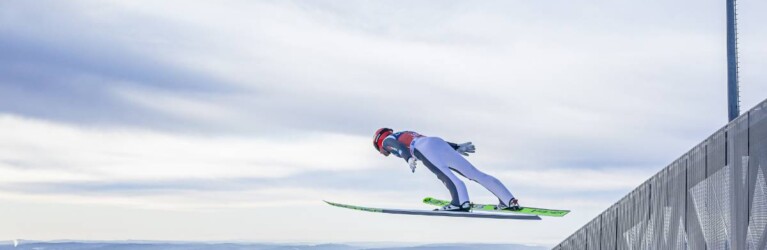 Johannes Rydzek (GER) springt über dem Oslo-Fjord.