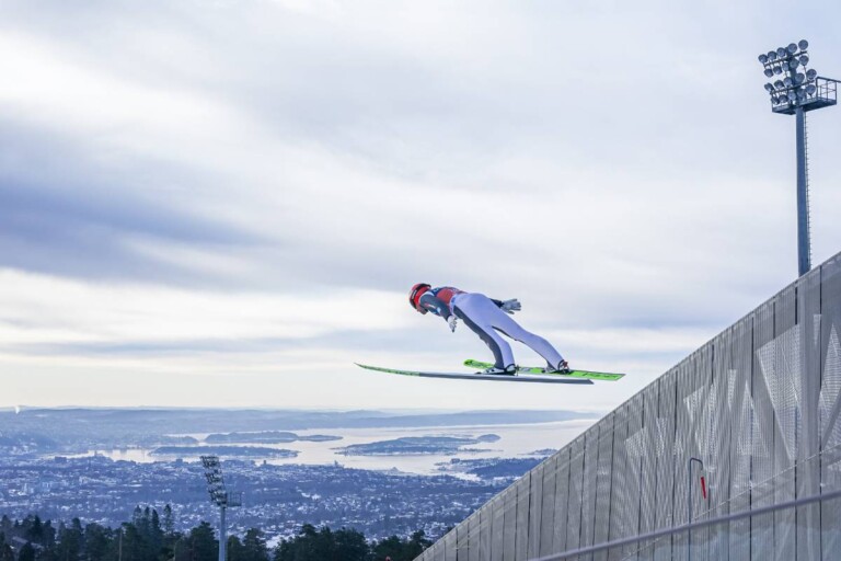 Johannes Rydzek (GER) springt über dem Oslo-Fjord.