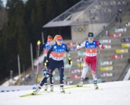 Jenny Nowak (GER) und Yuna Kasai (JPN) (l-r)laufen mit aufgemaltem Bart vor den Olympischen Ringen.