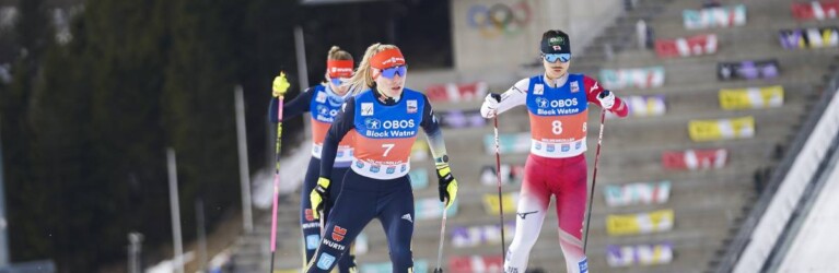 Jenny Nowak (GER) und Yuna Kasai (JPN) (l-r)laufen mit aufgemaltem Bart vor den Olympischen Ringen.