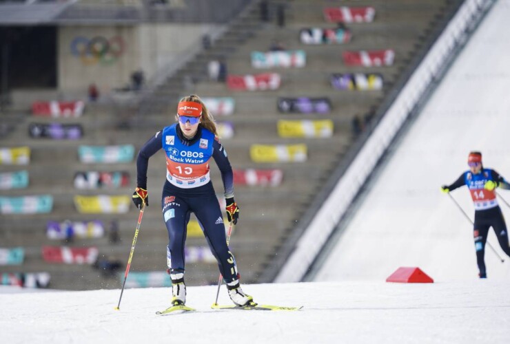 Magdalena Burger (GER) läuft vor den Olympischen Ringen.