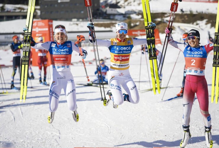 Für einen Freudensprung reicht die Kraft noch: Ida Marie Hagen (NOR), Gyda Westvold Hansen (NOR), Anju Nakamura (JPN), (l-r)