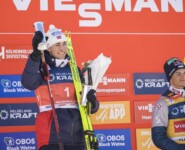 Jarl Magnus Riiber (NOR) feiert mit dem King's Cup.