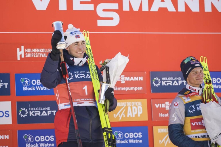 Jarl Magnus Riiber (NOR) feiert mit dem King's Cup.