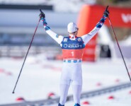 Jarl Magnus Riiber (NOR) jubelt in Richtung der Zuschauer.