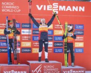 Gyda Westvold Hansen (NOR) freut sich über ihren zweiten Gesamtsieg, Nathalie Armbruster (GER, l) und Ida Marie Hagen (NOR, r) klatschen Beifall.