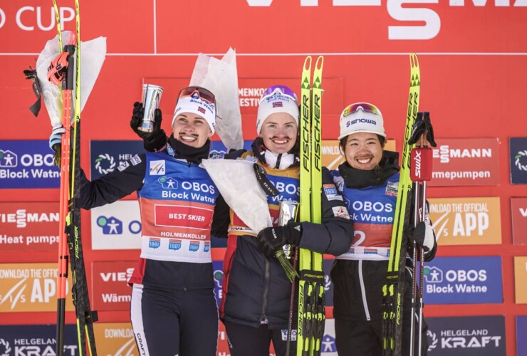 1Die Tagessiegerinnen: Ida Marie Hagen (NOR), Gyda Westvold Hansen (NOR), Anju Nakamura (JPN), (l-r)